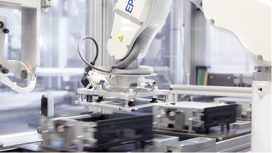 产线上的机器人快速、精确地处理产品